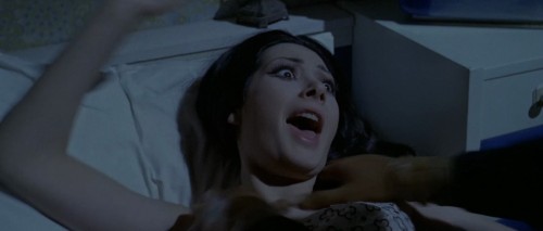 perche quelle strane gocce di sangue sul corpo di jennifer 9